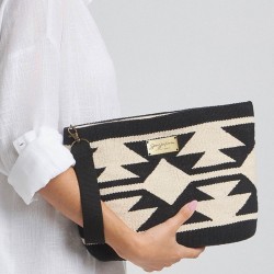 Lineira Midi Clutch – Black